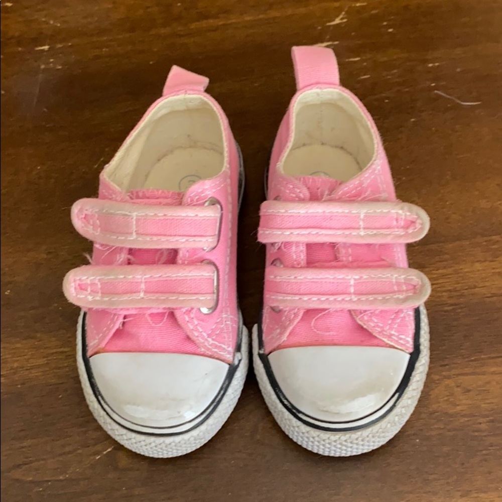 Girls tennis shoes. Size 3